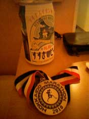 メダルと缶ビール